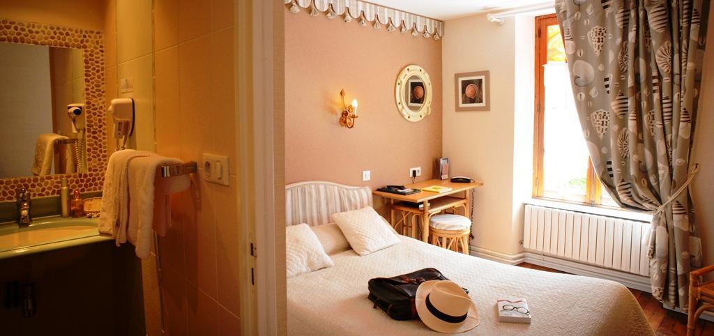 Logis Hotel Les Fuchsias Saint-Vaast-la-Hougue Exterior foto