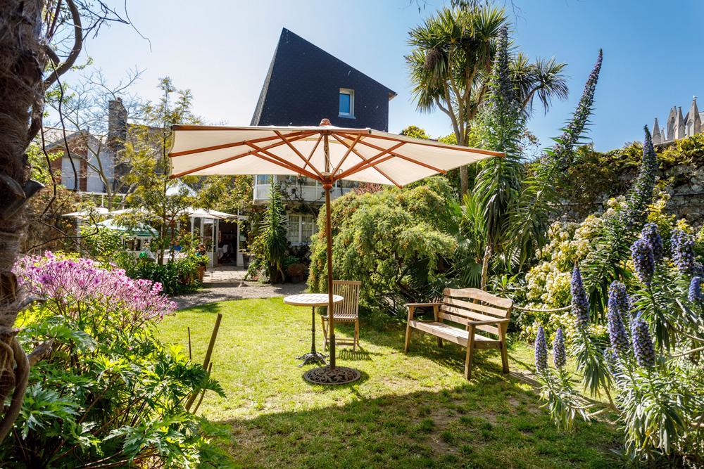 Logis Hotel Les Fuchsias Saint-Vaast-la-Hougue Exterior foto